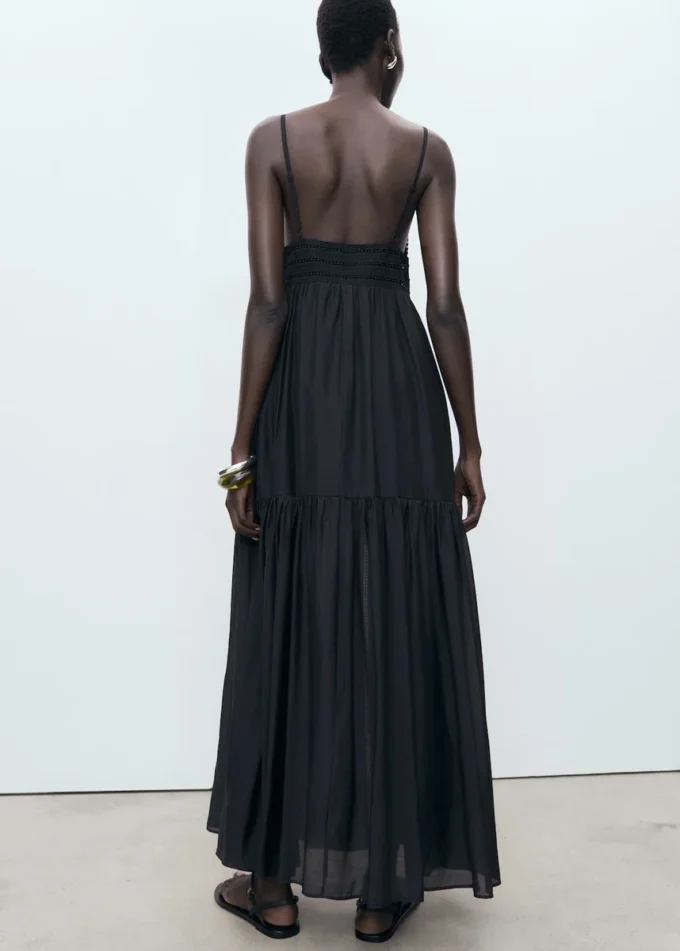 Robe longue avec détails en dentelle Robe longue avec détails en dentelle