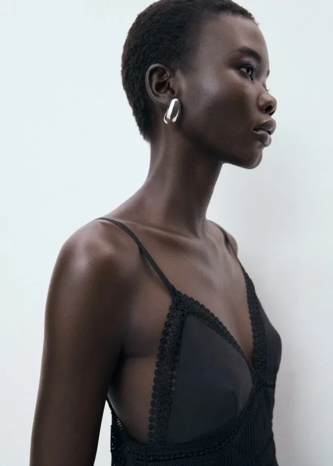 Robe longue avec détails en dentelle Robe longue avec détails en dentelle