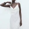 Robe midi avec encolure drapée Robe midi avec encolure drapée