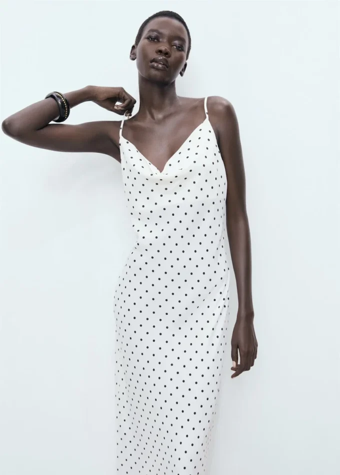 Robe midi avec encolure drapée Robe midi avec encolure drapée