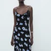 Robe midi avec encolure drapée Robe midi avec encolure drapée