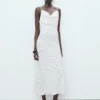 Robe midi avec encolure drapée Robe midi avec encolure drapée