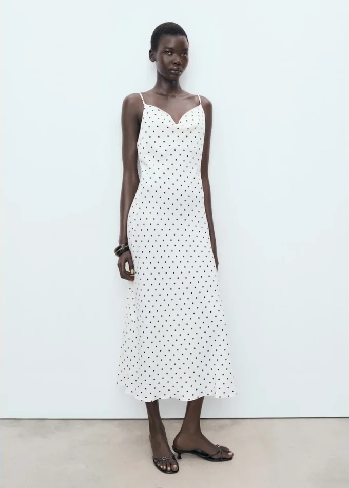Robe midi avec encolure drapée Robe midi avec encolure drapée