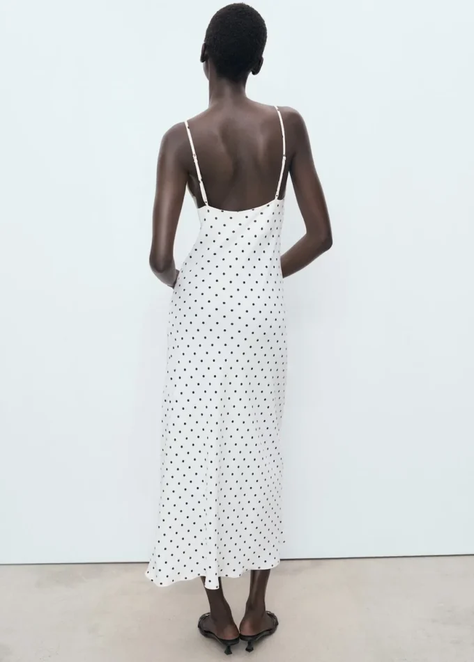 Robe midi avec encolure drapée Robe midi avec encolure drapée
