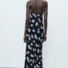 Robe midi avec encolure drapée Robe midi avec encolure drapée
