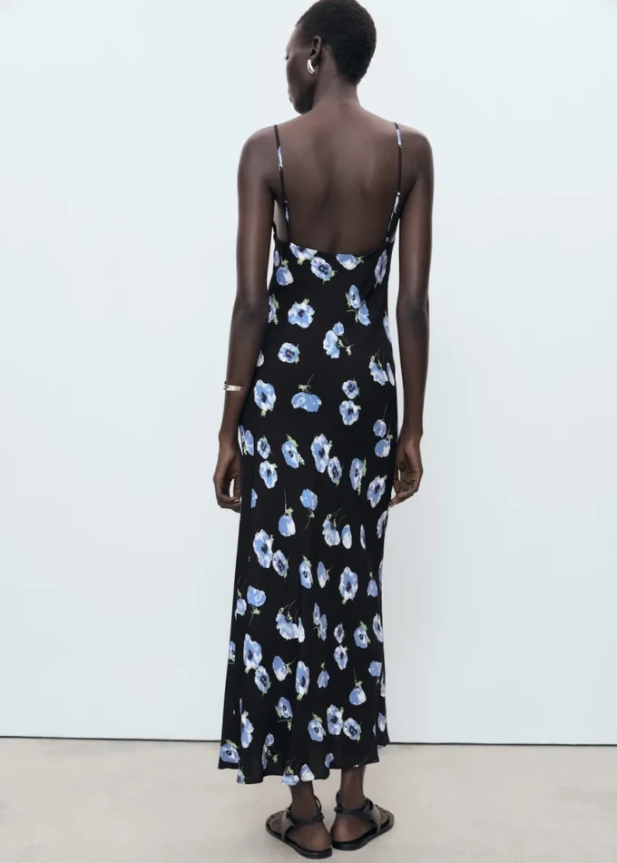 Robe midi avec encolure drapée Robe midi avec encolure drapée
