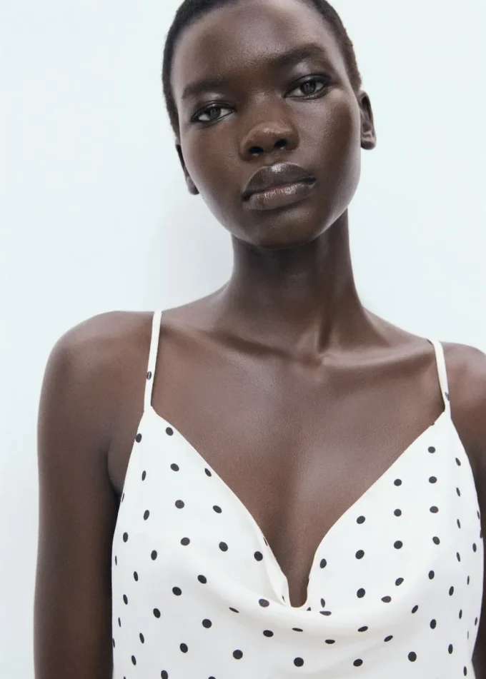 Robe midi avec encolure drapée Robe midi avec encolure drapée