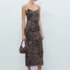 Robe midi froncée à imprimé léopard Robe midi froncée à imprimé léopard