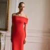 Robe à épaules dénudées avec fente Robe à épaules dénudées avec fente