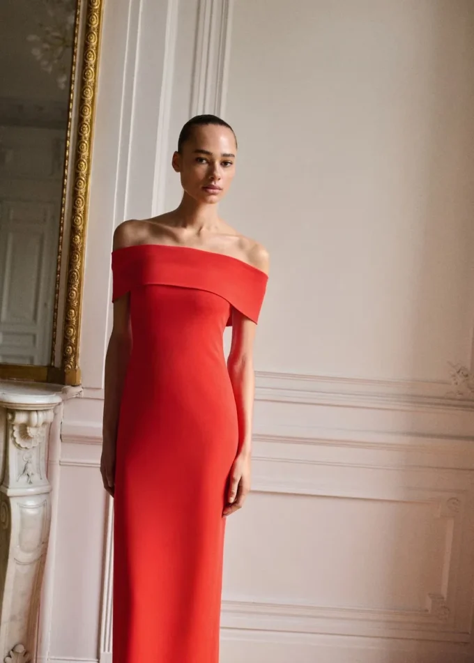 Robe à épaules dénudées avec fente Robe à épaules dénudées avec fente