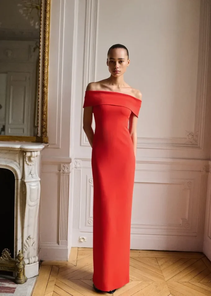 Robe à épaules dénudées avec fente Robe à épaules dénudées avec fente