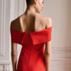 Robe à épaules dénudées avec fente Robe à épaules dénudées avec fente