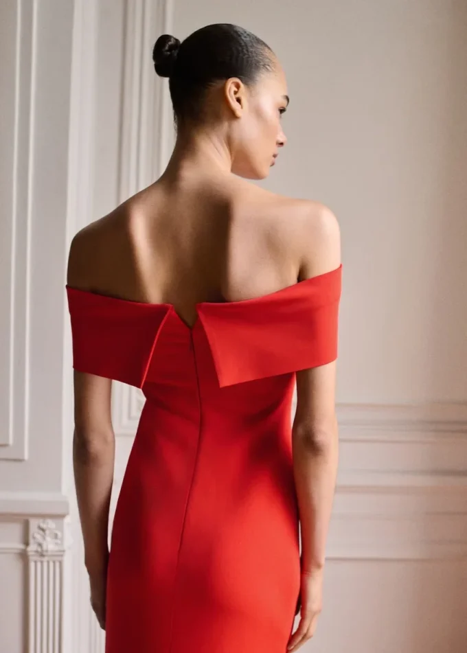Robe à épaules dénudées avec fente Robe à épaules dénudées avec fente