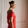 Robe à épaules dénudées avec fente Robe à épaules dénudées avec fente