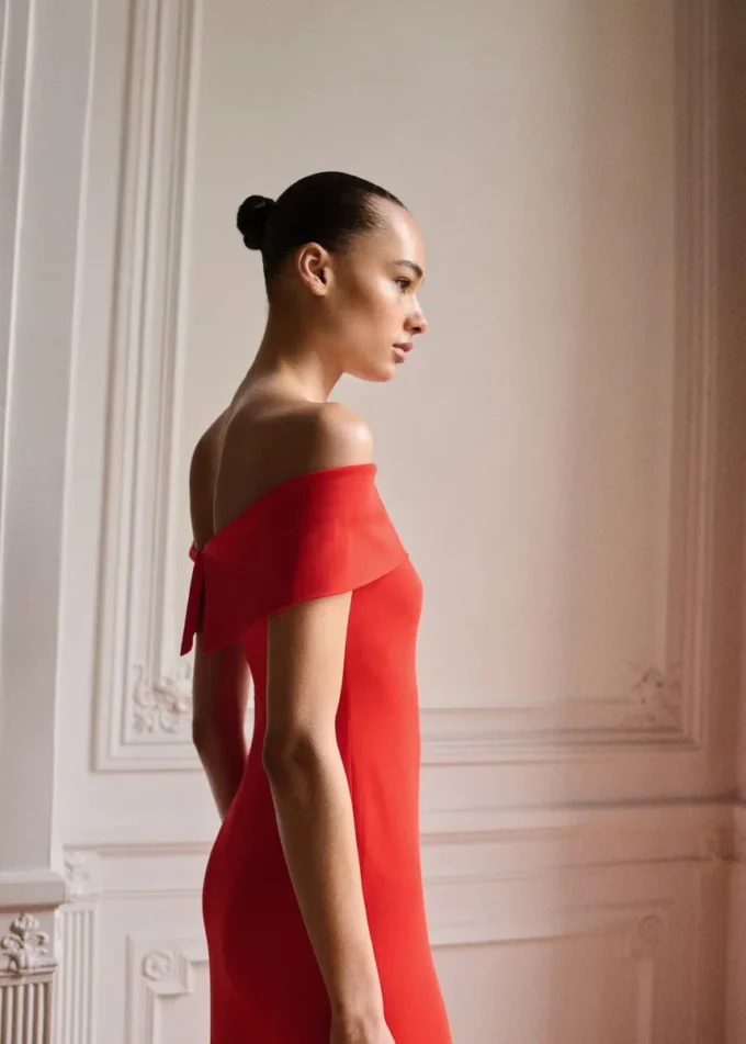 Robe à épaules dénudées avec fente Robe à épaules dénudées avec fente