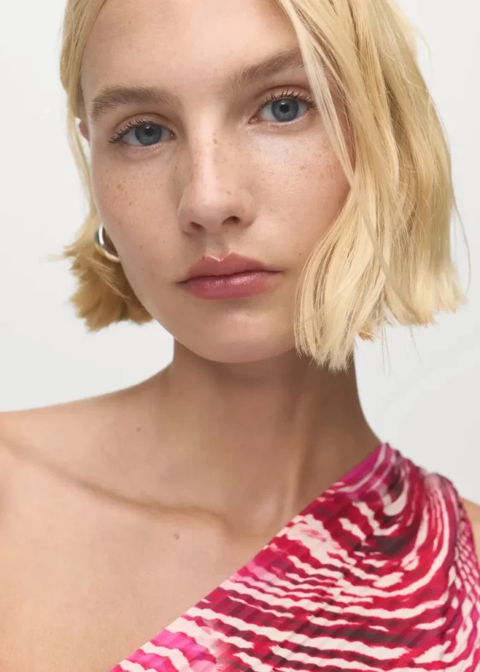 Robe plissée asymétrique avec ouverture Robe plissée asymétrique avec ouverture
