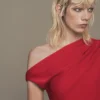 Robe trapèze à encolure asymétrique Robe trapèze à encolure asymétrique