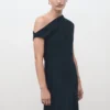 Robe trapèze à encolure asymétrique Robe trapèze à encolure asymétrique
