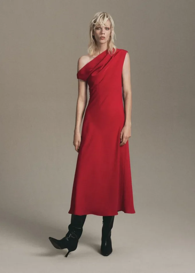 Robe trapèze à encolure asymétrique Robe trapèze à encolure asymétrique