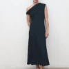 Robe trapèze à encolure asymétrique Robe trapèze à encolure asymétrique