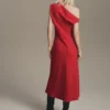 Robe trapèze à encolure asymétrique Robe trapèze à encolure asymétrique