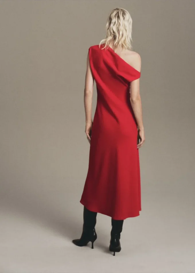 Robe trapèze à encolure asymétrique Robe trapèze à encolure asymétrique