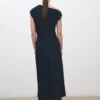 Robe trapèze à encolure asymétrique Robe trapèze à encolure asymétrique
