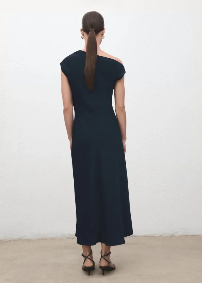Robe trapèze à encolure asymétrique Robe trapèze à encolure asymétrique