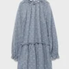 Robe à volants et à fleurs Robe à volants et à fleurs