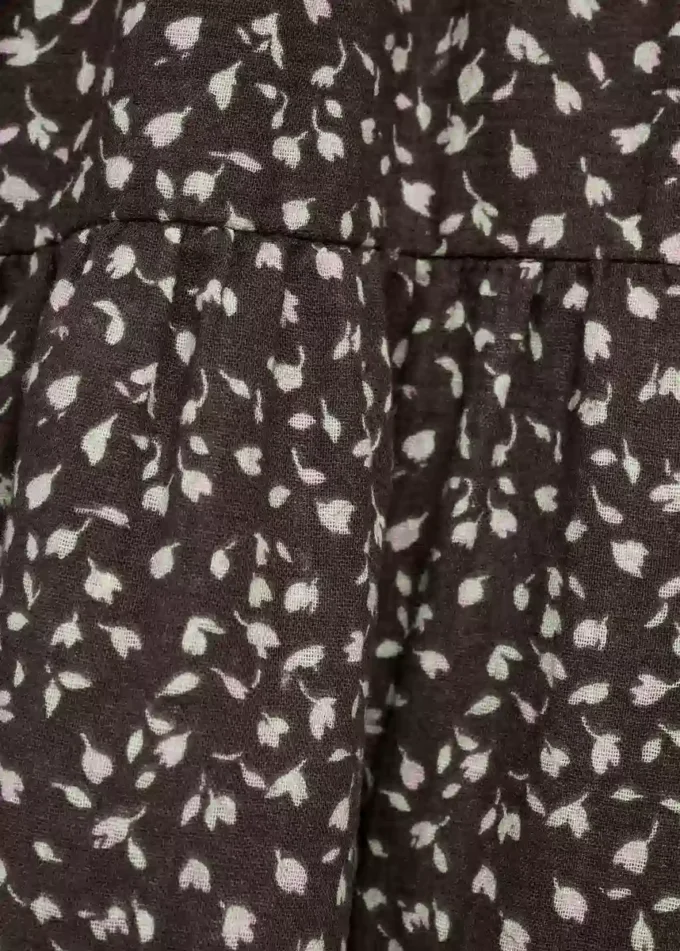 Robe à volants et à fleurs Robe à volants et à fleurs