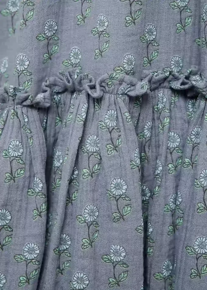 Robe à volants et à fleurs Robe à volants et à fleurs