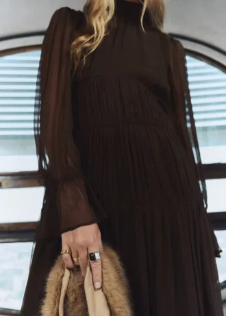 Robe à volants et manches bouffantes