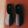 Sabots en cuir avec détails cousus Sabots en cuir avec détails cousus
