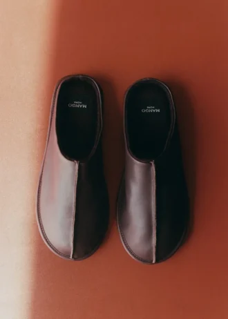 Sabots en cuir avec détails cousus