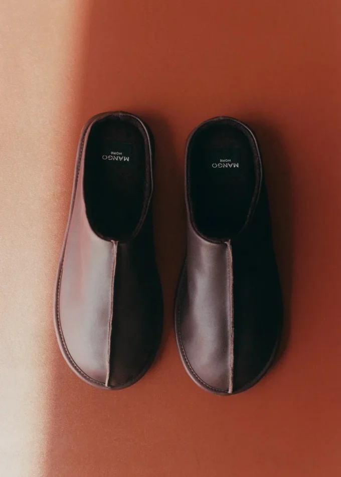 Sabots en cuir avec détails cousus Sabots en cuir avec détails cousus
