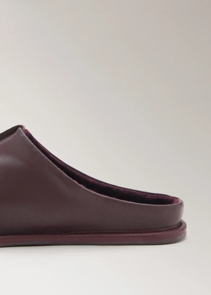 Sabots en cuir avec détails cousus Sabots en cuir avec détails cousus
