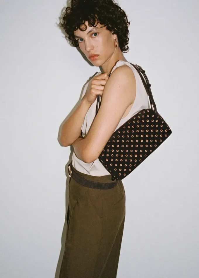 Sac à bandoulière en daim avec œillets Sac à bandoulière en daim avec œillets