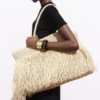 Sac cabas en fibres naturelles avec pompons Sac cabas en fibres naturelles avec pompons
