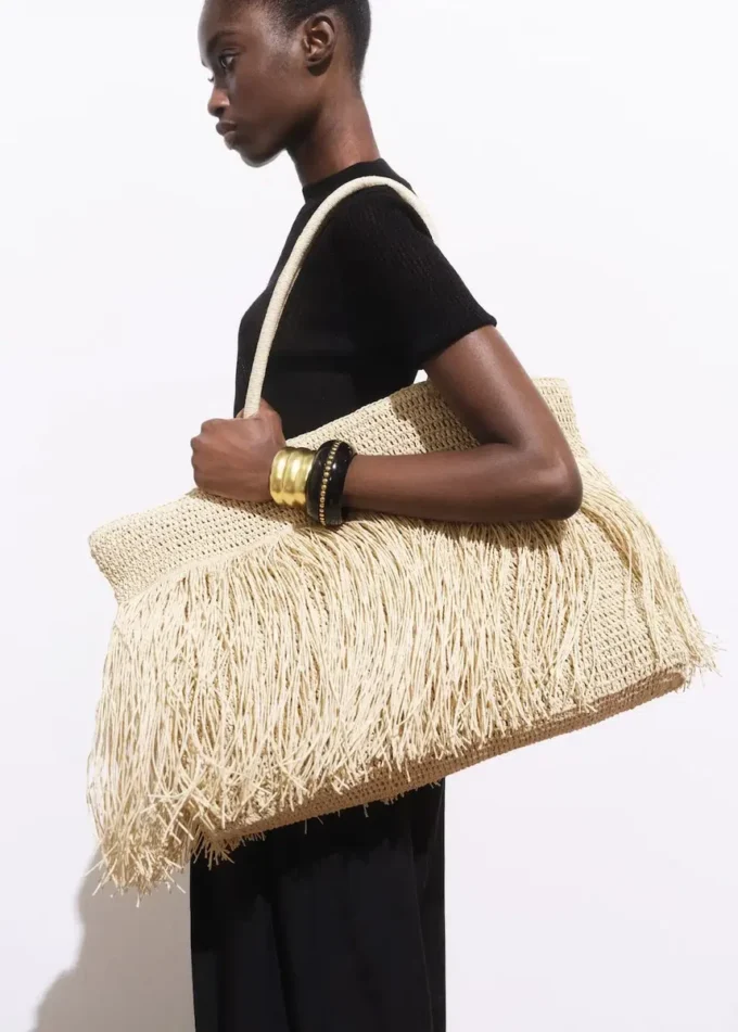 Sac cabas en fibres naturelles avec pompons Sac cabas en fibres naturelles avec pompons