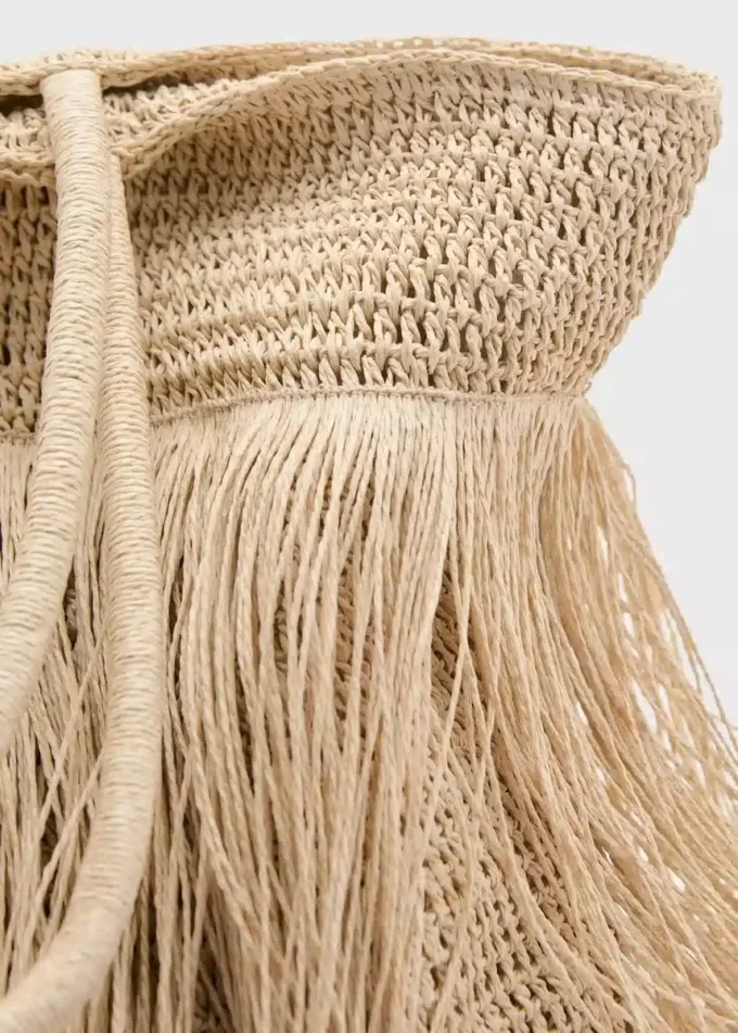 Sac cabas en fibres naturelles avec pompons Sac cabas en fibres naturelles avec pompons