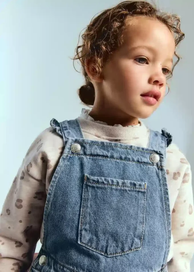 Salopette en denim à volants