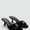 Sandales en velours ornées de bijoux