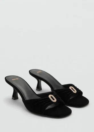 Sandales en velours ornées de bijoux