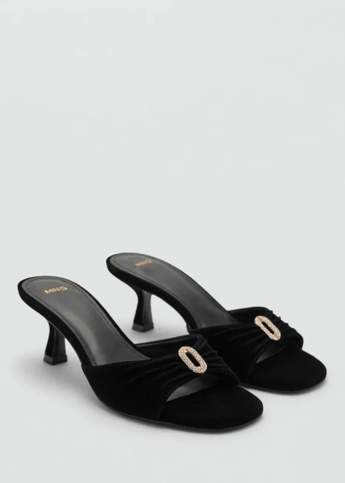 Sandales en velours ornées de bijoux
