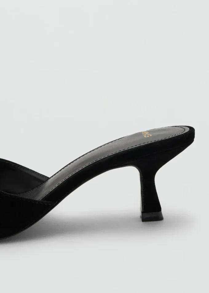Sandales en velours ornées de bijoux