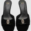 Sandales en velours ornées de bijoux