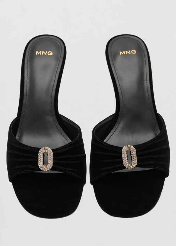 Sandales en velours ornées de bijoux