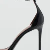 Sandales à talons et lanières