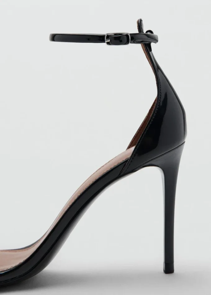 Sandales à talons et lanières