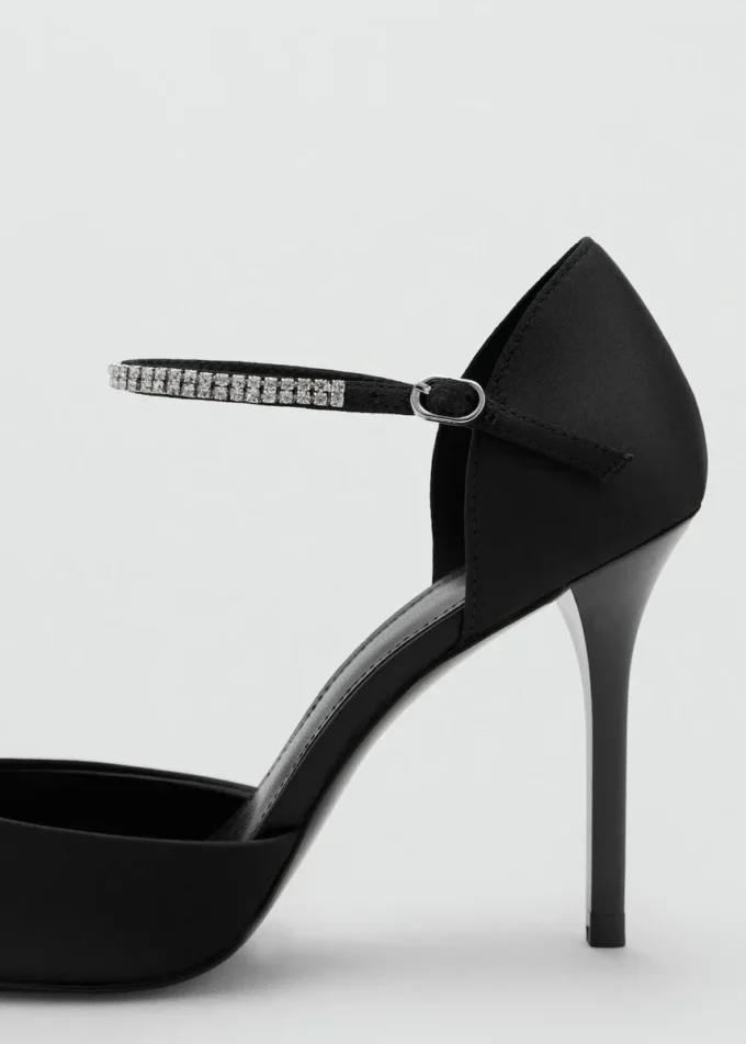 Sandales à talons et lanières ornées de strass